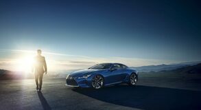 A TERMÉSZETES FÉNY JÁTÉKA: EGYEDI FÉNYEZÉST KAPOTT A LEXUS SZUPERSPORT KUPÉJA